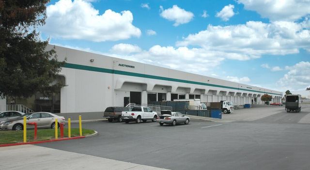 Trimble Distribution Center 600-650 E Trimble Rd