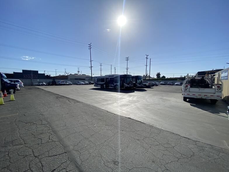 STEEL WAREHOUSE w/ 100+/- PARKING SPACES 2016 E Bay St photo 3