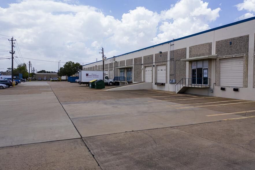 Bldg 1 1350-1398 Salford Dr photo 2