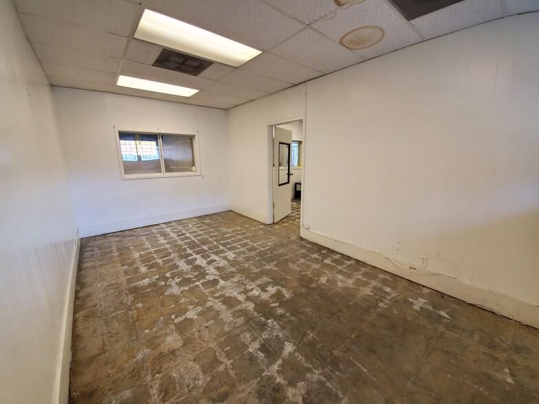 1258-1260 S Boyle Ave photo 3