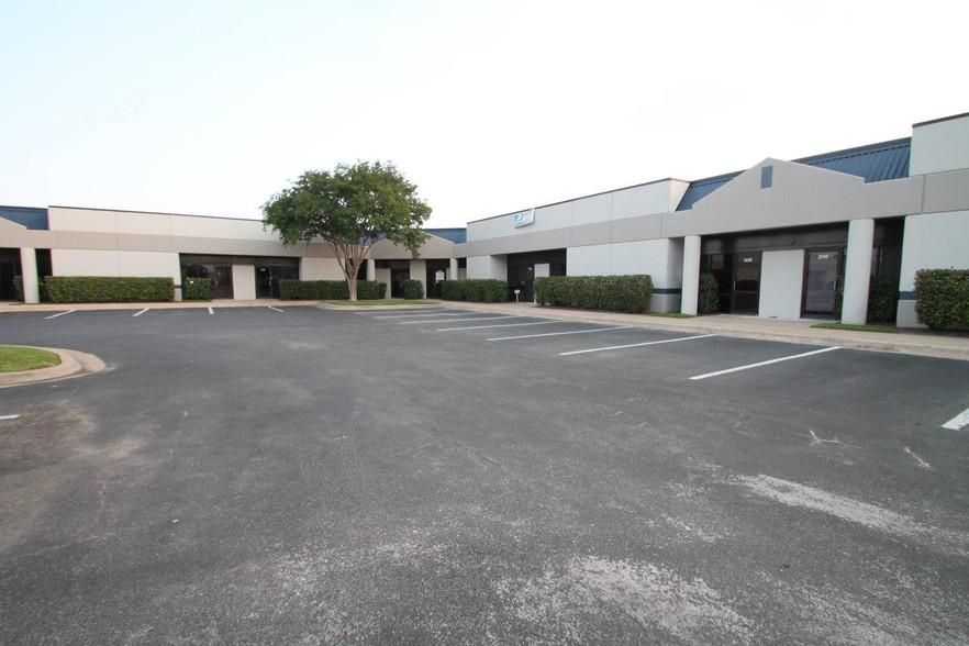 Southpoint 2 3709 Promontory Point Dr photo 2