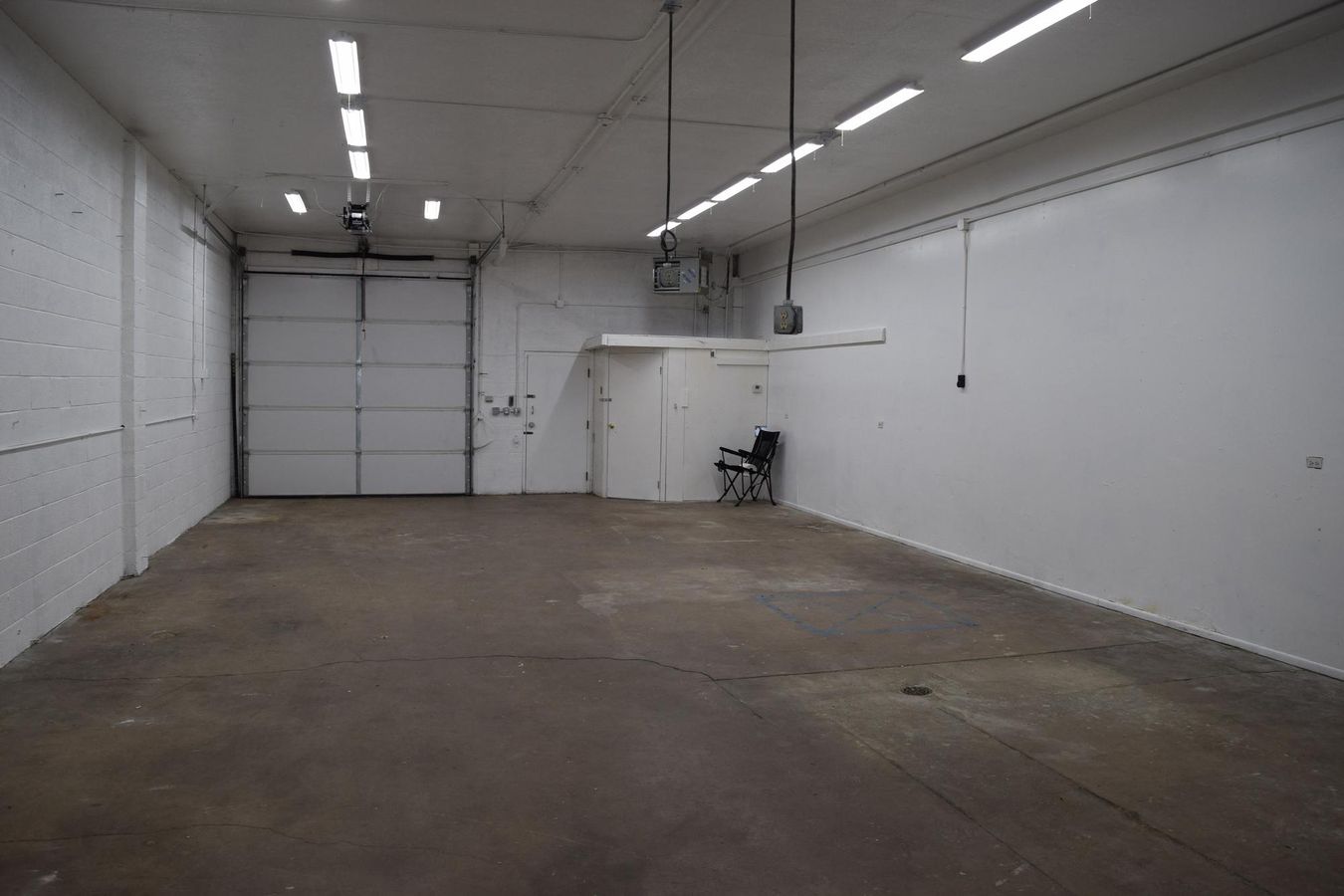 2,000 SF office warehouse unit with drive through 10'x10' doors photo 4