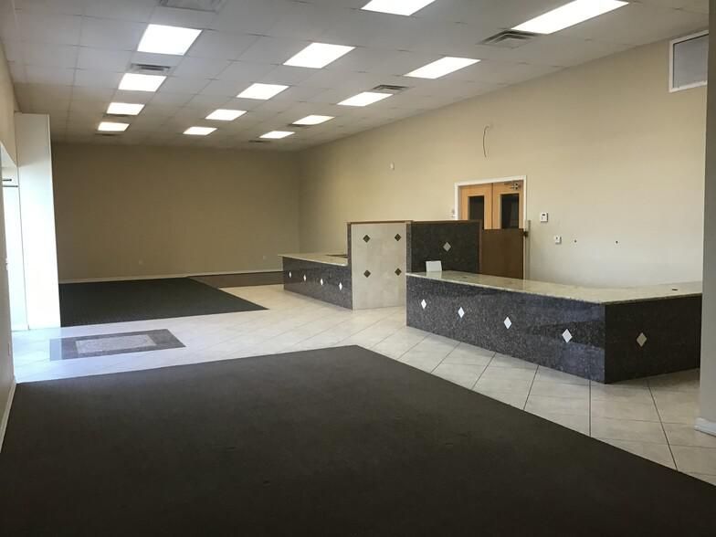 Big Bob's Flooring Outlet 418 S Padre Island Dr photo 4