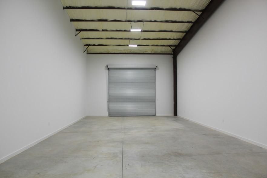 Office Condo/WareHouse 2000 Sqft 12112 Anderson Mill Rd photo 2