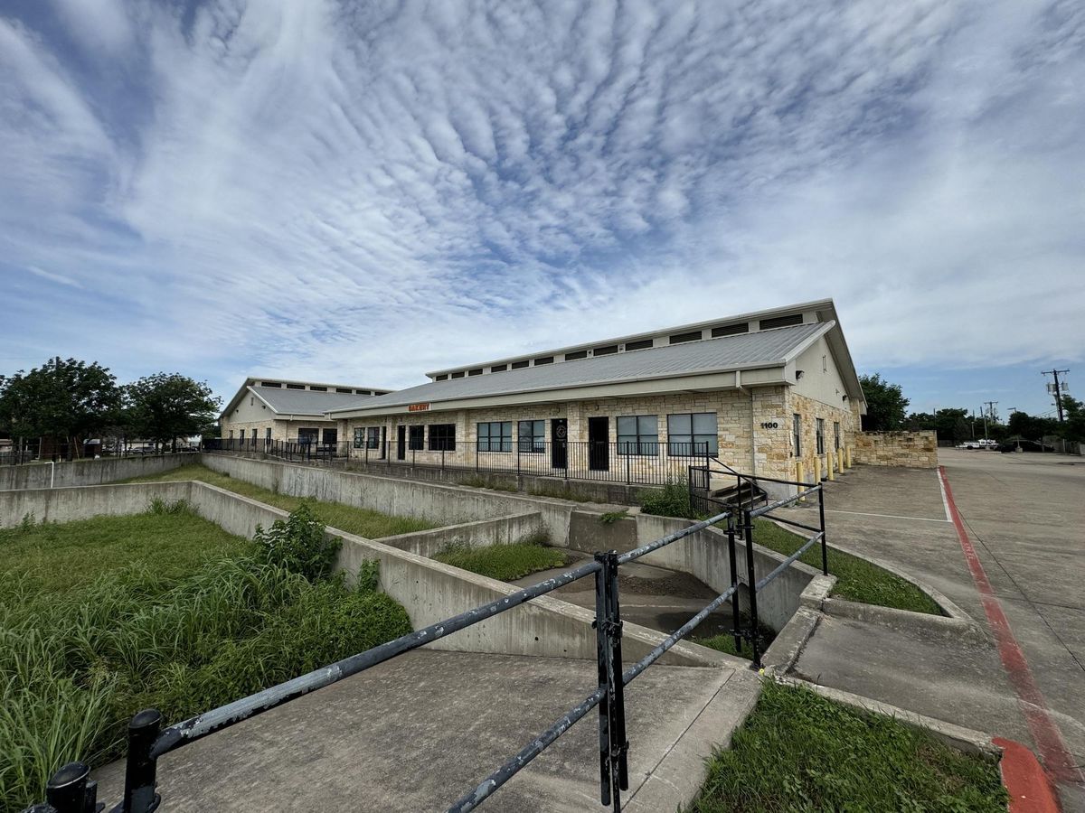1050 Meadows Dr photo 4