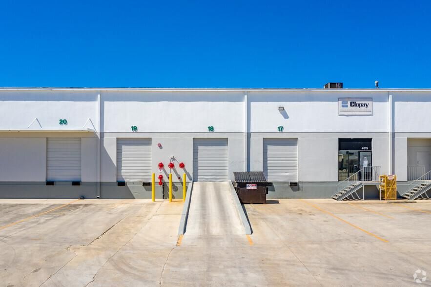 Macro Distribution Center 4501-4525 Macro photo 2