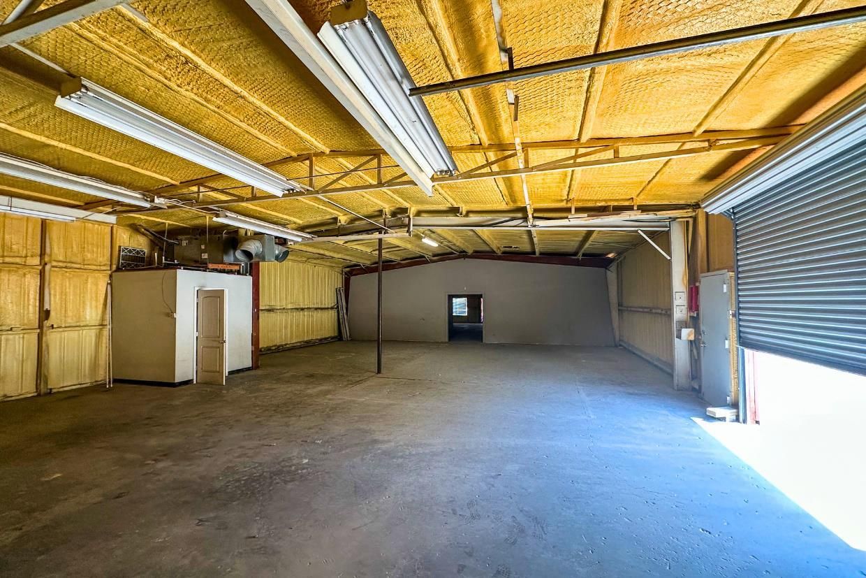 4,000 SF WAREHOUSE OFF I-35 W photo 4