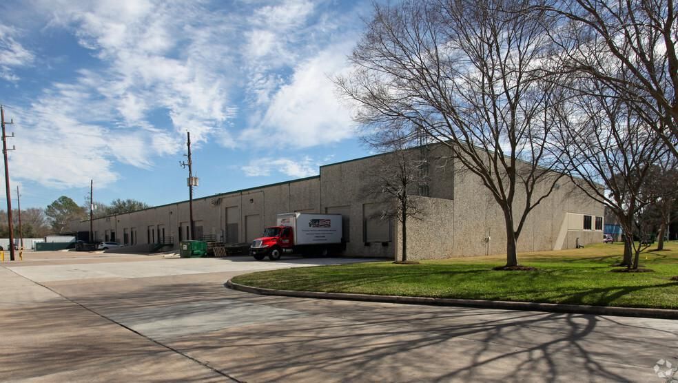 10,920 sf office/whse space w/docks for lease 5650 Guhn Rd photo 2