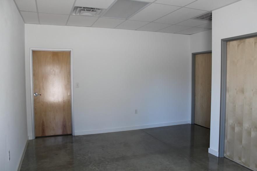 Office Condo/WareHouse 2000 Sqft 12112 Anderson Mill Rd photo 1