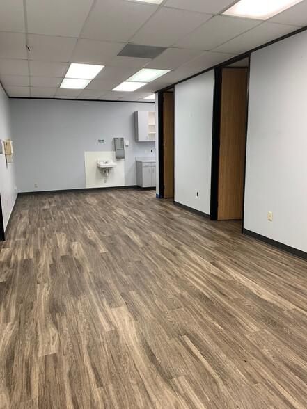 The Lakes at 610 Technology Center 9030 Kirby Dr photo 3