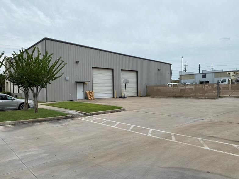 Building 1 6938 Signat Dr photo 2