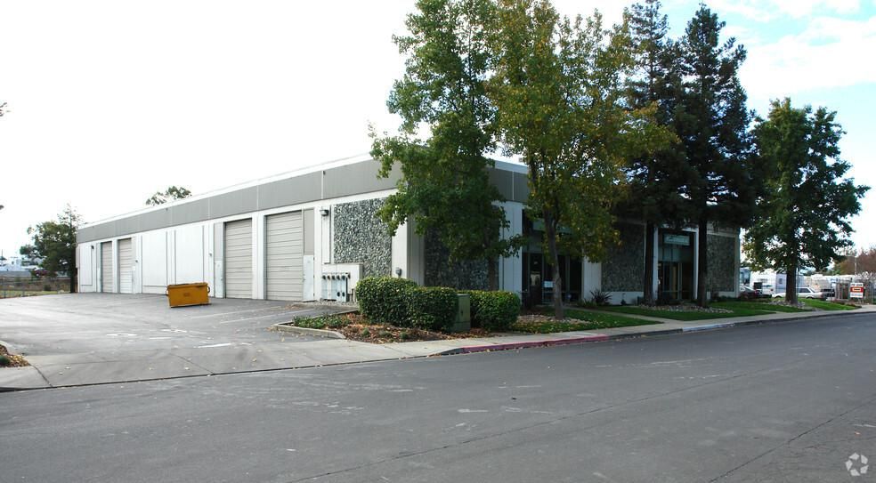 2060 Commerce Ave photo 3