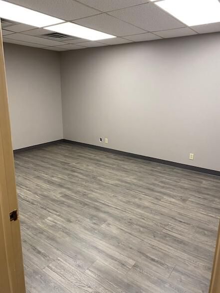 15241 Tradesman Dr photo 2