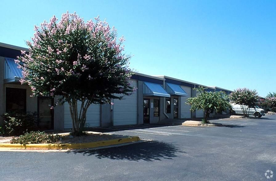 Building 5 501 W Powell Ln photo 1