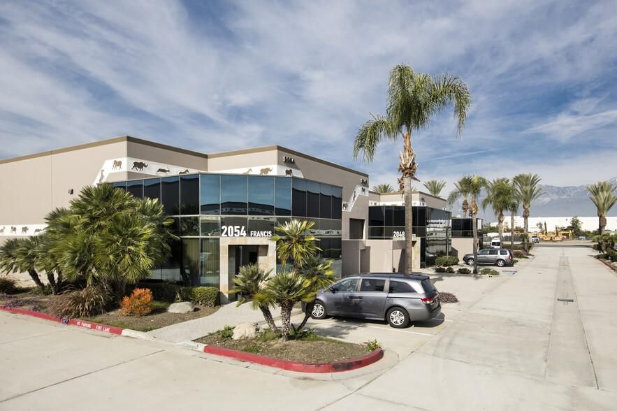 Safari Business Center 2037-2077 S Vineyard Ave photo 3