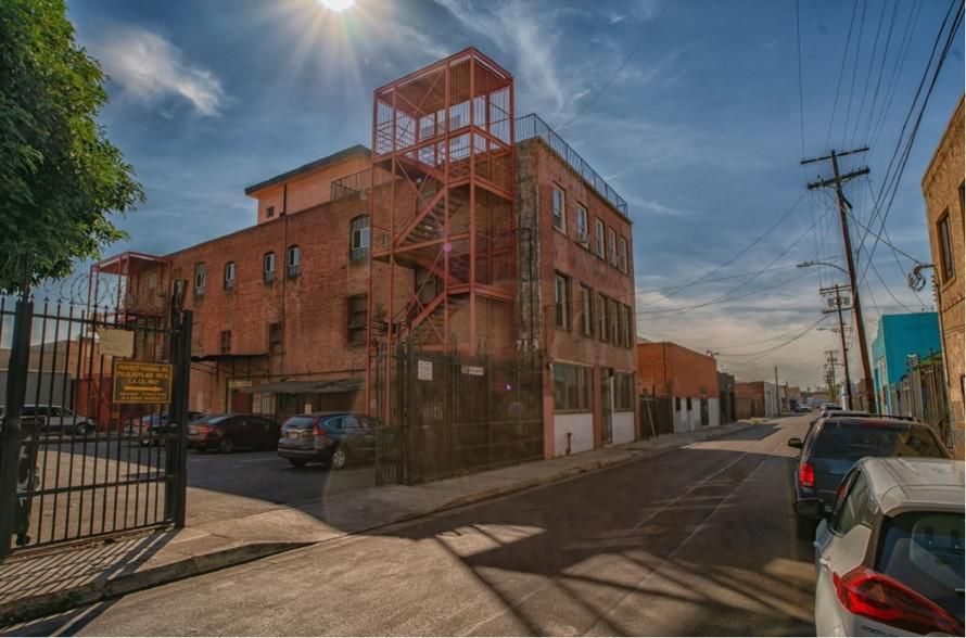 718 Gladys Ave photo 2
