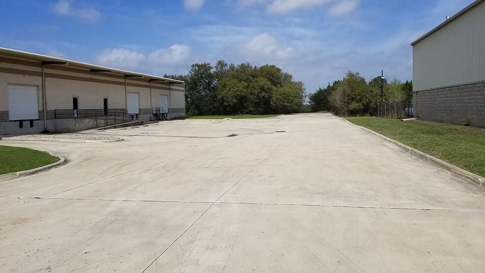 Building 2 9505 N IH 35 photo 2