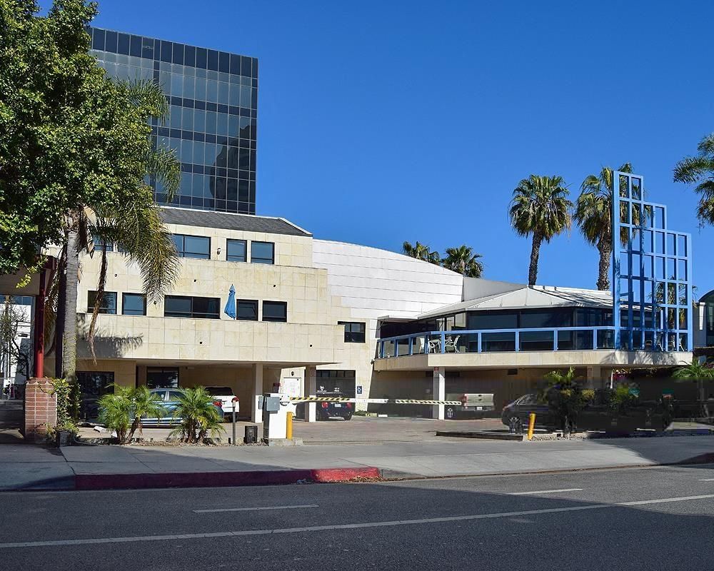 201 Wilshire Blvd photo 2