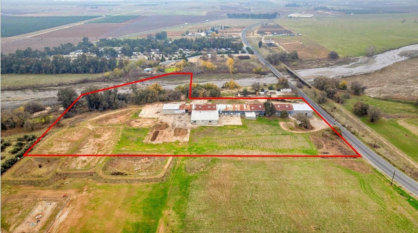 One ±19,200 SF Existing Building on a ±506,603 SF lot (±11.63 Acres) photo 1