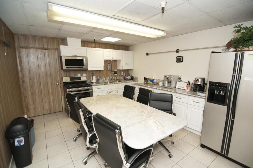 9281 Borden Ave photo 4