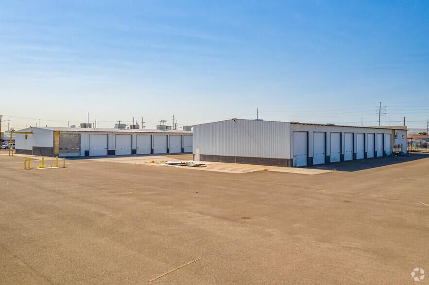 SERVICE BUILDING WITH YARD 2600 W McDowell Rd photo 3