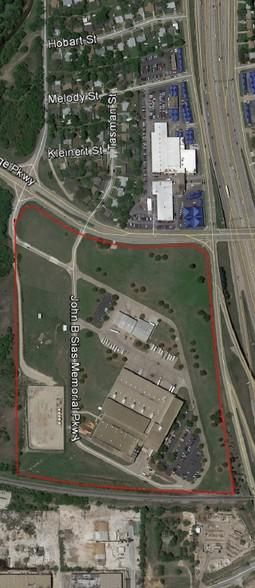685 John B Sias Memorial Pkwy photo 2