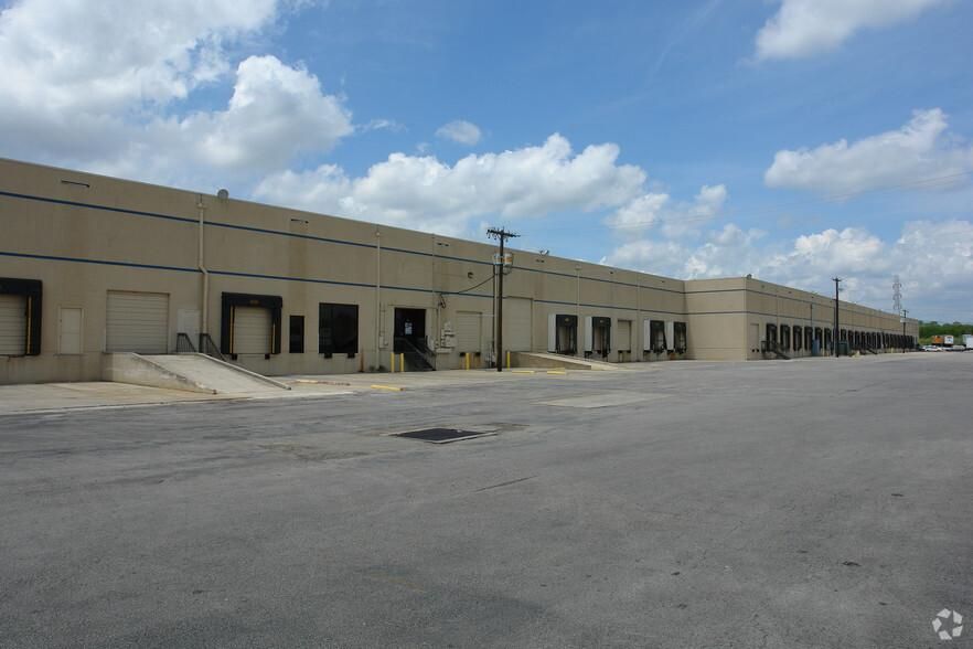 Building 1 3331-3347 N Panam Expy photo 3
