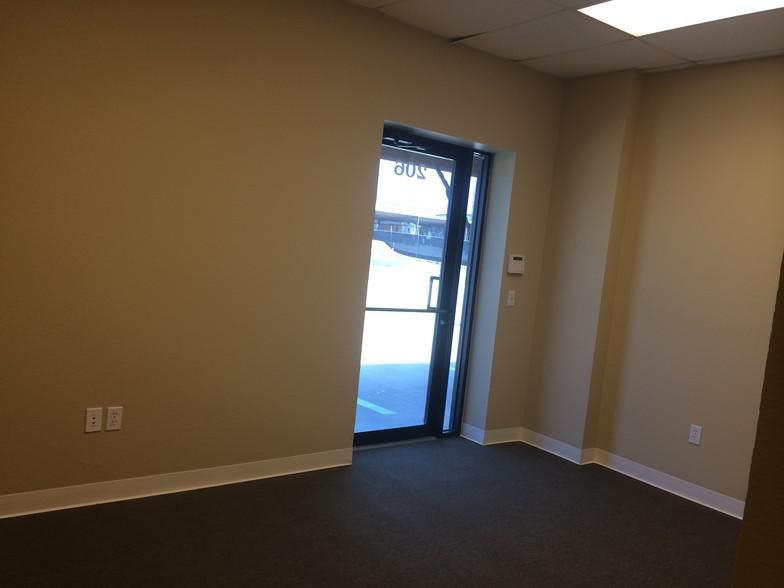 Building 400 1848 Lone Star Rd photo 3