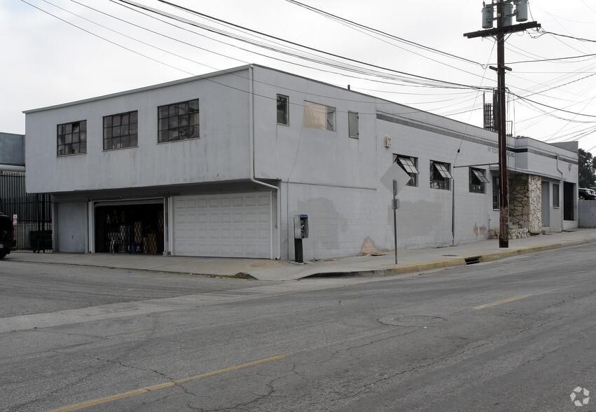 115 W Hyde Park Blvd photo 2