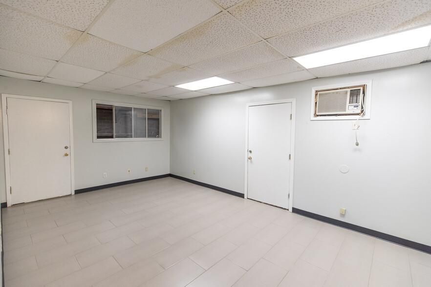 1611 Peachleaf St photo 4