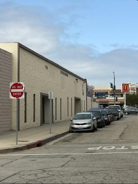 Ray Mercer Building 106-110 W Burbank Blvd photo 3