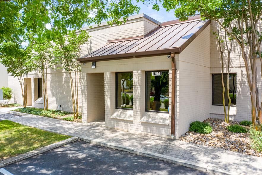 16107 University Oak 16107 University Oak photo 2