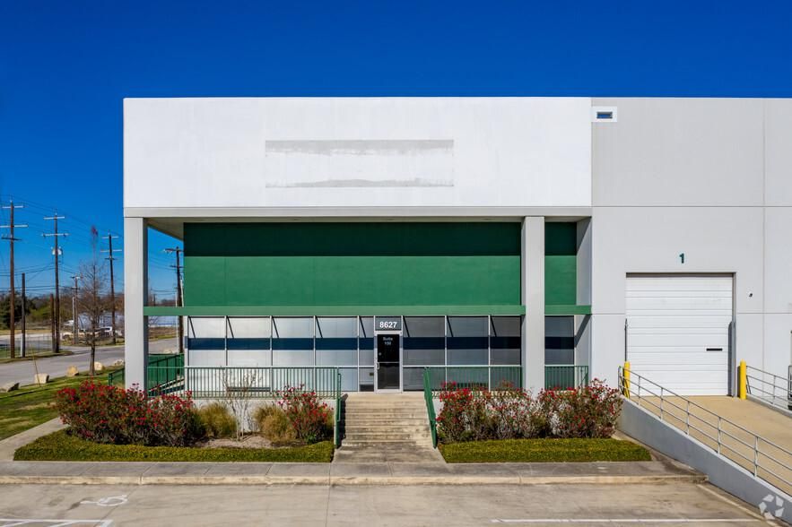 Bldg 5 8627 NE Loop 410 photo 2