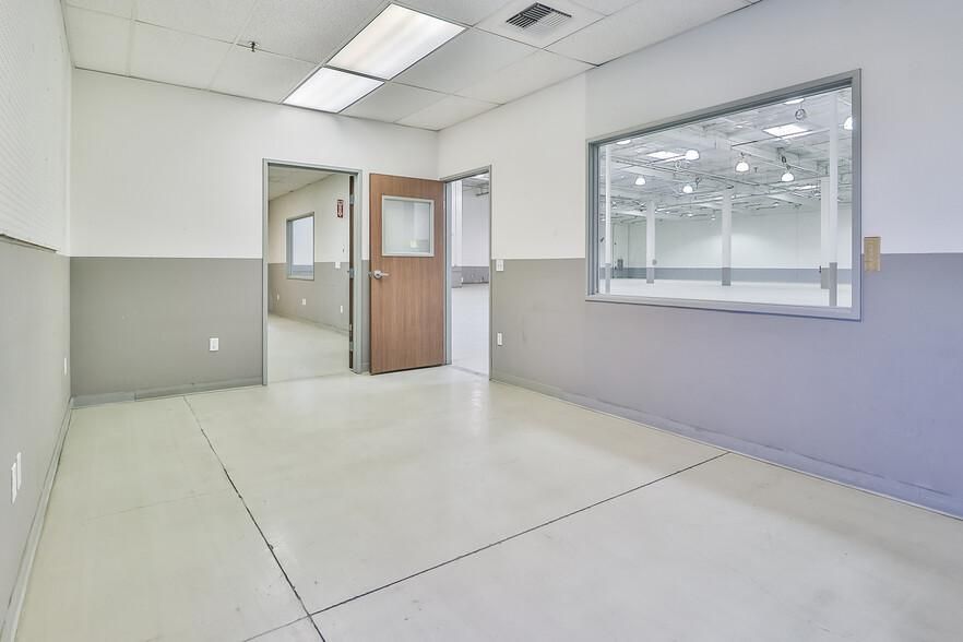 4646 Los Angeles Ave photo 4