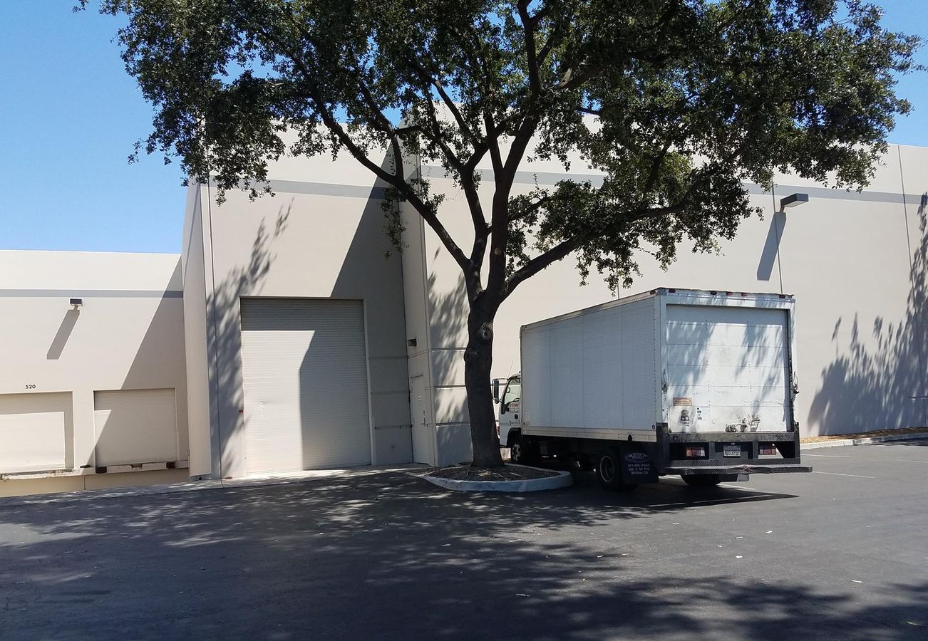 1 Dock High & 1 Ground Level Door photo 2