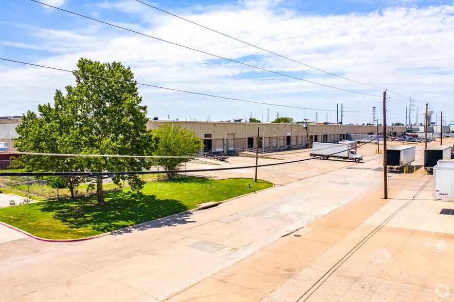 Perimeter Distribution Center - Building II 12019-12097 Corporate Dr photo 2