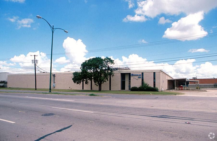 2929 Irving Blvd photo 2