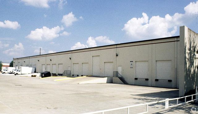 Bldg E 16502-16514 Air Center Blvd