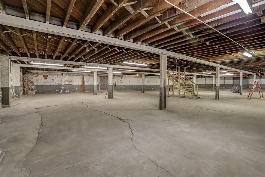 815 Saint Charles St photo 2