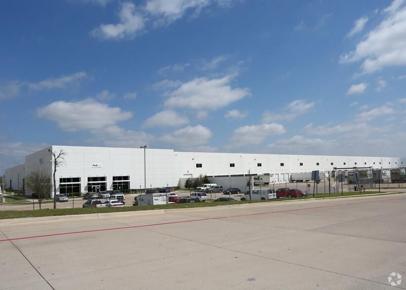 35/20 Crossroads Distribution Center 6601 Oak Grove Rd photo 1