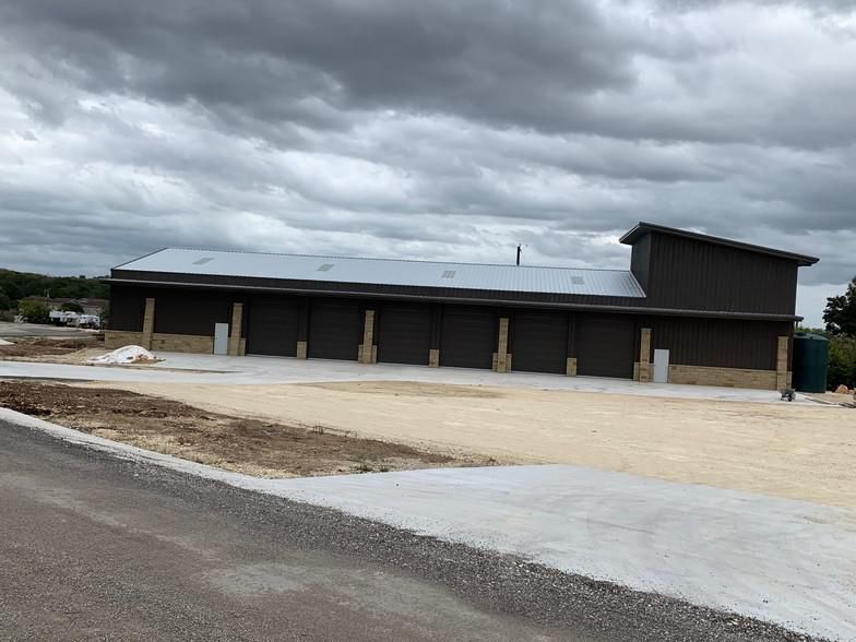 Building B 2554 W Highway 290 photo 2