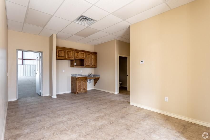 5000sf Bldg on 6 Acres - PRIME 1788 Location! 11424 W County Road 35 photo 4