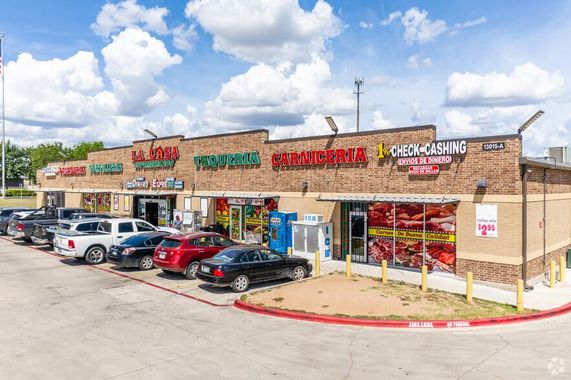 River Ranch Plaza 13015 Dessau Rd