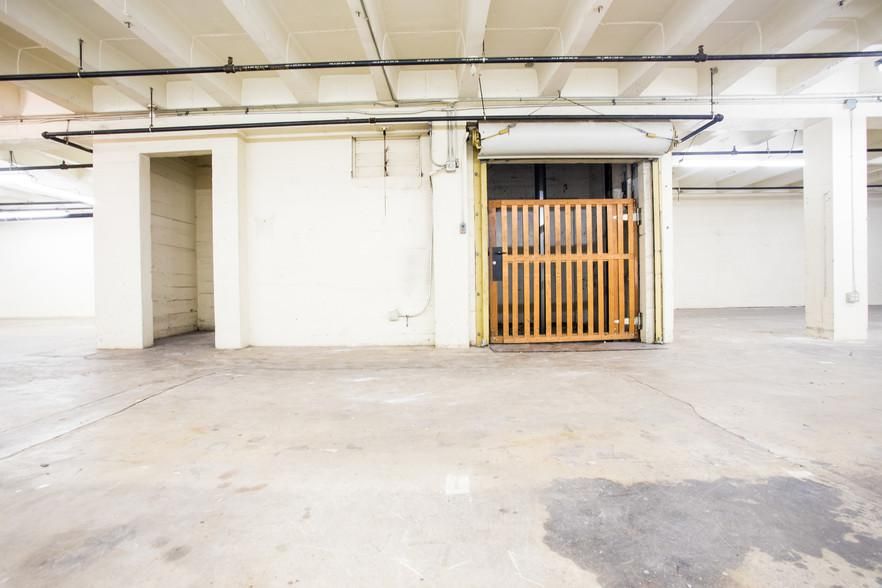718 Gladys Ave photo 4