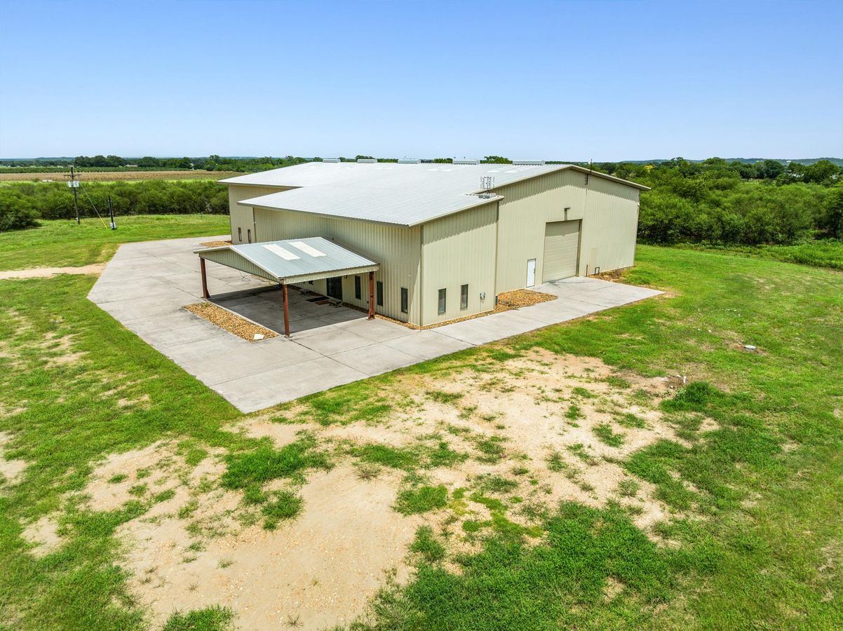 Crane-Ready Warehouse & Office Space on 19.25 Acres photo 3