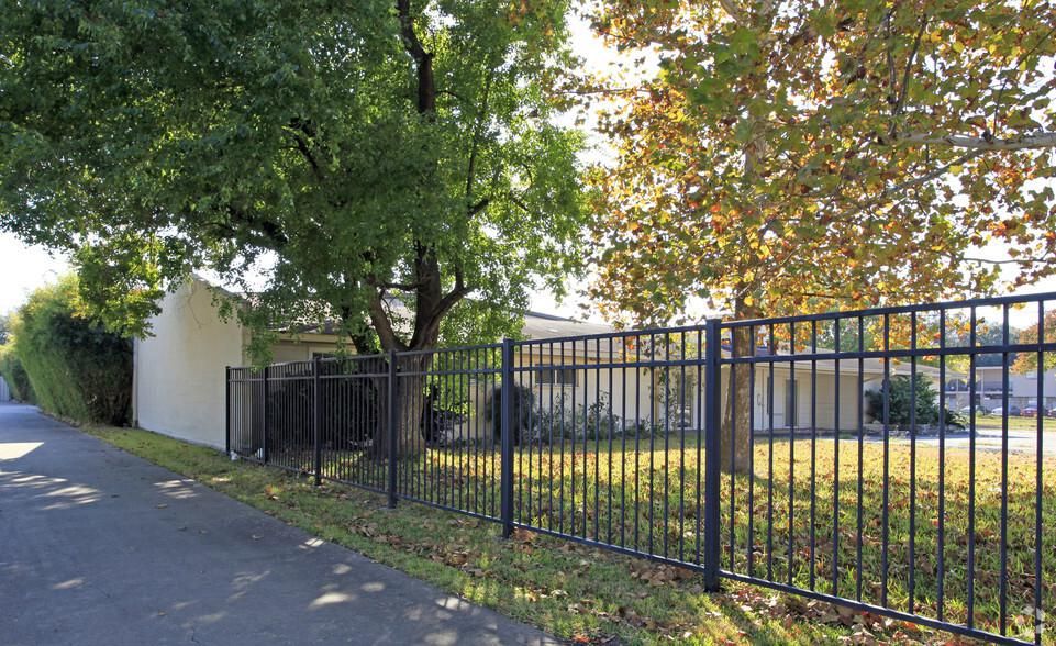 6345 Skyline Dr photo 4