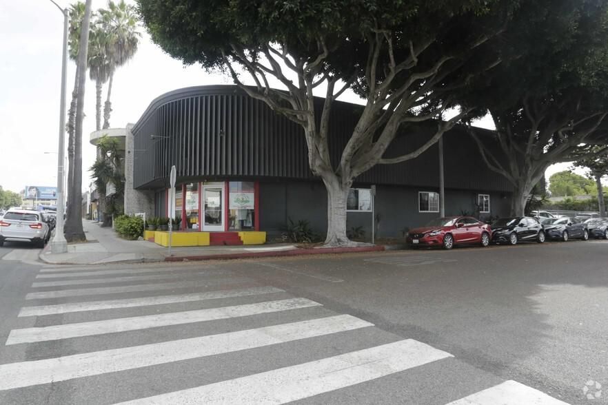 3200 Santa Monica Blvd photo 2