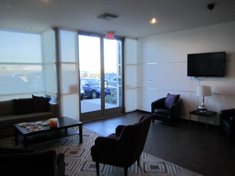 7643 N San Fernando Rd photo 2