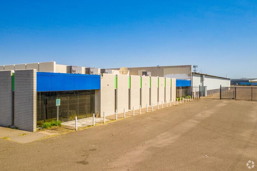 SERVICE BUILDING WITH YARD 2600 W McDowell Rd photo 2