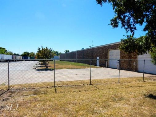 ±30,000 SF Building on 3.2 Acres in Addison 15200 Midway Rd